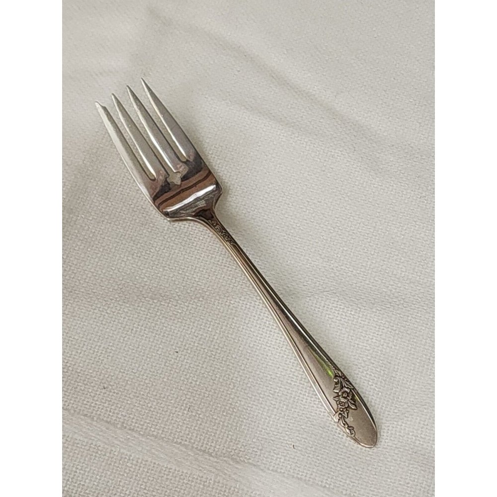 Oneida Queen Bess II Salad Fork 6.5" silverplate clover pierced